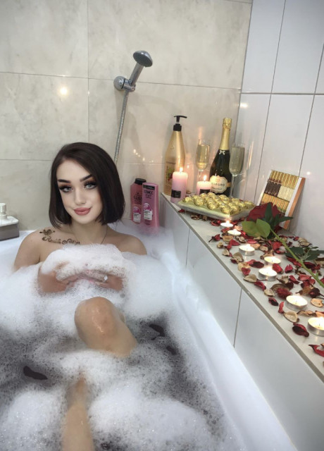 Очаровательная пермская чисто блядь Alsyjan облизывает как блядь